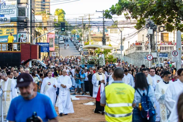 
				
					Celebração de Corpus Christi: fiéis percorrem o Centro em procissão
				
				