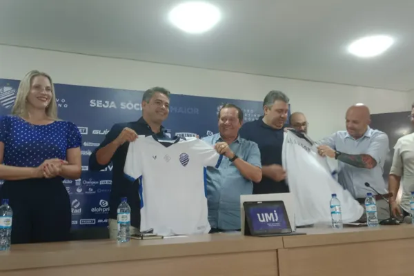 
				
					CSA oficializa Marlon Araújo e Alarcon Pacheco para o setor de futebol
				
				