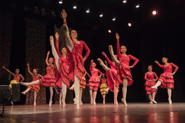 
				
					HOJE: Ballet Maria Emília Clark apresenta dois espetáculos com entradas gratuitas em Maceió
				
				
