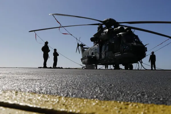 
				
					Operação aeronaval reúne 830 militares das três Forças no Rio
				
				