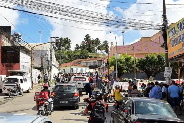 
				
					Moradores fecham cruzamento em Bebedouro para cobrar soluções aos problemas causados pela instabilidade do solo
				
				