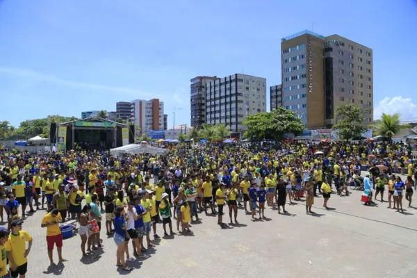 
				
					Centenas de pessoas encaram o sol para ver jogo do Brasil na orla
				
				