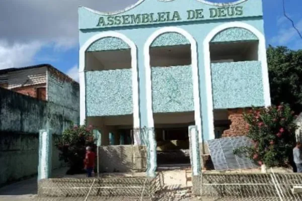 
				
					Mais de 30 templos são realocados em bairros afundados em Maceió
				
				