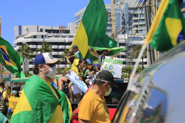
				
					Ato a favor de Bolsonaro reúne multidão na orla marítima de Maceió
				
				