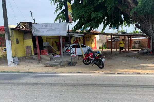 
				
					Carro com quatro ocupantes invade e destrói bar no bairro da Serraria
				
				