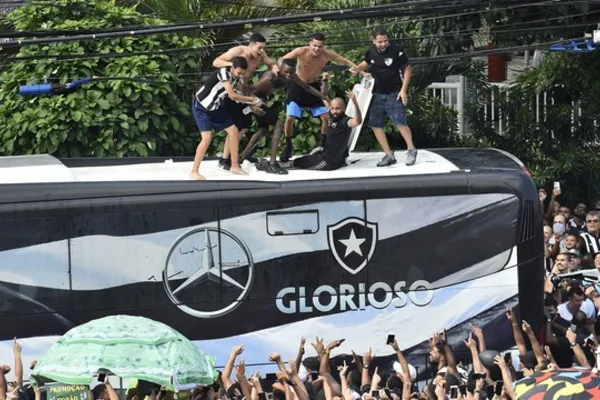 
				
					Com festa do título, Botafogo e Guarani empatam na despedida da Série B de 2021
				
				