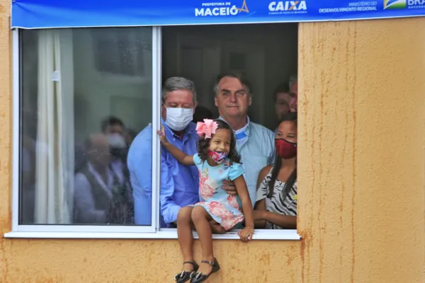 
				
					Bolsonaro inaugura residencial no Benedito Bentes com entrega de chaves a moradores
				
				