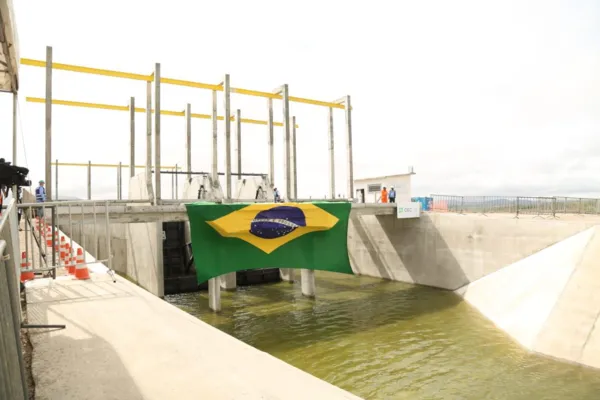 
				
					Bolsonaro e Collor inauguram IV trecho do Canal do Sertão: “compromisso com Alagoas”, diz senador
				
				