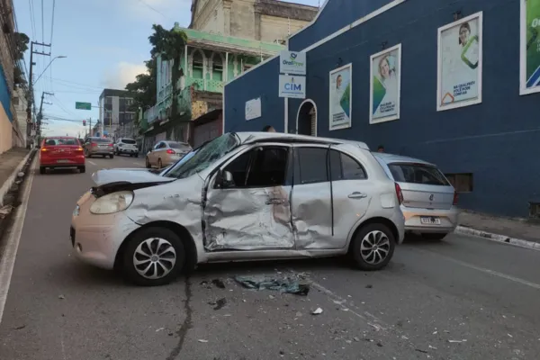 
				
					Condutor fica preso às ferragens após colidir veículo em ônibus no centro de Maceió
				
				