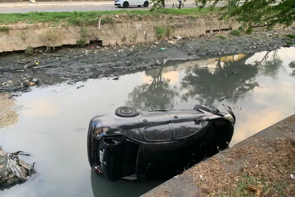 
				
					VÍDEO: Carro capota e cai dentro do Riacho Salgadinho, no bairro do Poço
				
				