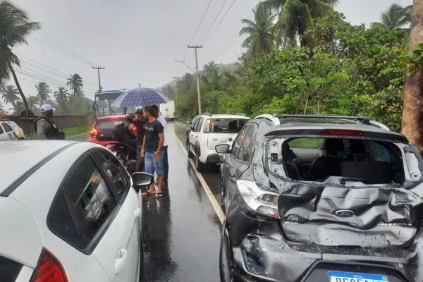 
				
					Chuva contínua em Maceió provoca três acidentes na Rodovia AL-101 Norte
				
				