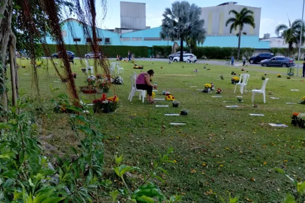 
				
					Familiares visitam cemitérios de Maceió neste Dia de Finados
				
				