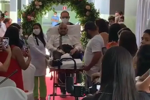 
				
					Paciente com câncer realiza sonho e se casa em hospital no Sertão
				
				