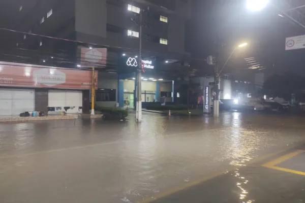 
				
					Chuva em Maceió deixa vias tomadas pela lama nesta quarta
				
				