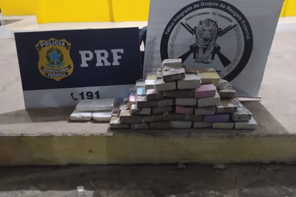 
				
					Mais de 100 tabletes de maconha e três de cocaína são apreendidos em carro transportado por caminhão-cegonha em São Sebastião
				
				