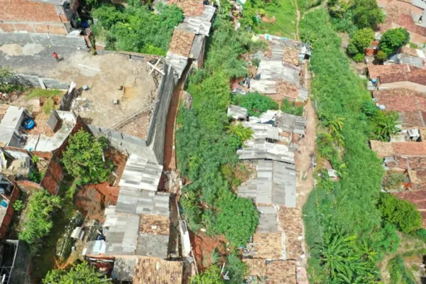 
				
					Ameaçando cair, muro irregular deixa 25 famílias desabrigadas na Chã de Bebedouro
				
				