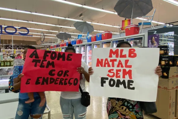 
				
					Famílias ocupam supermercado em protesto por cestas básicas
				
				