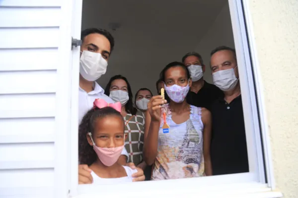 
				
					Ministros de Bolsonaro entregam 600 moradias a pessoas de baixa renda no Pilar
				
				
