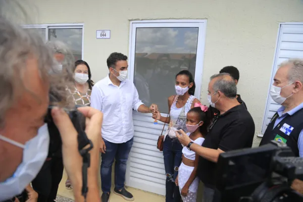 
				
					Ministros de Bolsonaro entregam 600 moradias a pessoas de baixa renda no Pilar
				
				