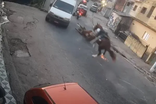 
				
					Vídeo: sargento leva coice e cavalos da PM fogem assustados por ruas
				
				