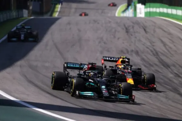 
				
					Red Bull revela que estratégia de Hamilton ajudou Verstappen a vencer em Jedá
				
				
