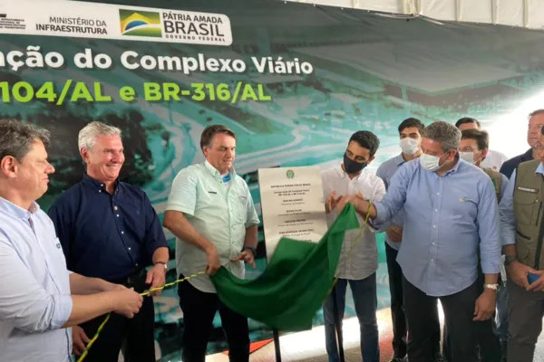 
				
					Bolsonaro inaugura complexo viário em Maceió e destaca amor pelo Nordeste
				
				