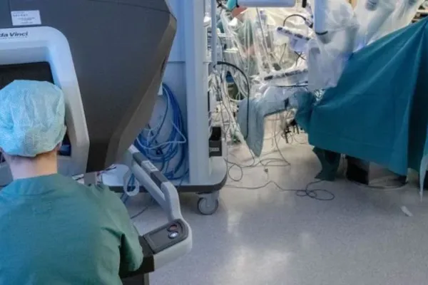 
				
					Nasce primeiro bebê do mundo de útero transplantado por robôs
				
				