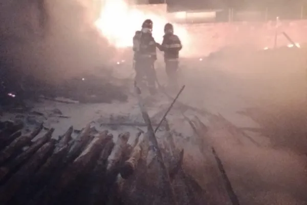 
				
					Bombeiros levam 4 horas para combater incêndio em terreno com madeiras no Agreste
				
				