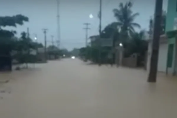 
				
					Ruas de municípios de Alagoas ficam alagadas após fortes chuvas
				
				