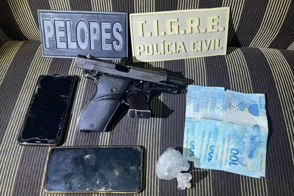 
				
					Operação integrada prende quatro e apreende armas e drogas em Palmeira
				
				