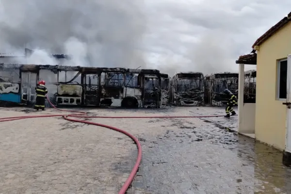 
				
					Prefeitura de Arapiraca lamenta incêndio em ônibus da RM Viação
				
				