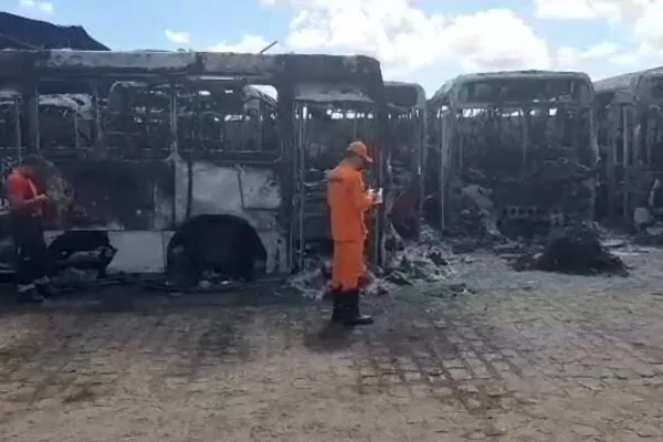 
				
					Bombeiros fazem perícia em garagem de ônibus incendiada
				
				