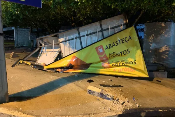 
				
					Condutor perde controle da direção, bate em ponto de ônibus e destrói outdoor em Arapiraca
				
				