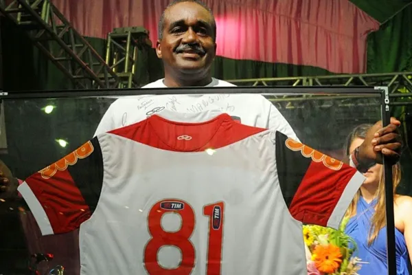 
				
					Do CSA ao Flamengo: Campeão mundial em 81, alagoano Peu relembra trajetória ao lado de Zico
				
				