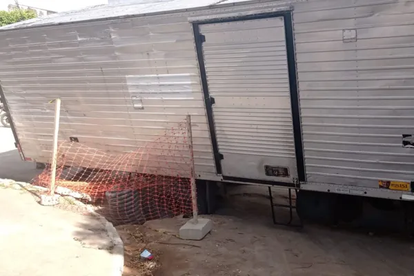 
				
					Caminhão fica preso em asfalto na Saldanha da Gama, no Farol
				
				