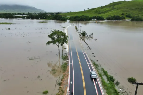 
				
					Nível do Rio Porangaba aumenta e água invade rodovia em Atalaia
				
				