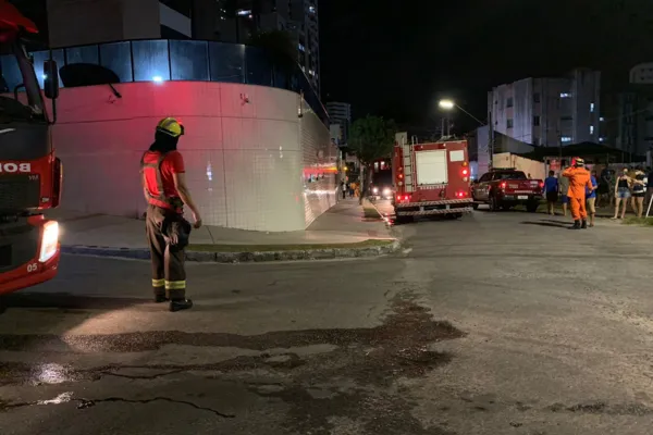 
				
					Incêndio destrói cômodos de apartamento no Farol; cerca de 20 bombeiros são mobilizados para apagar fogo
				
				