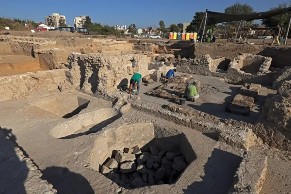 
				
					Israel descobre gigantesca fábrica de produção de vinho de 1.500 anos
				
				