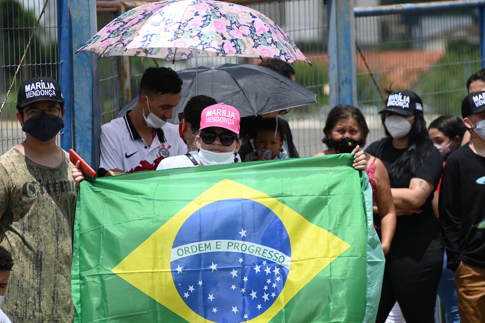 Corpo de Marília Mendonça é enterrado em Goiânia; milhares de pessoas acompanham o cortejo
