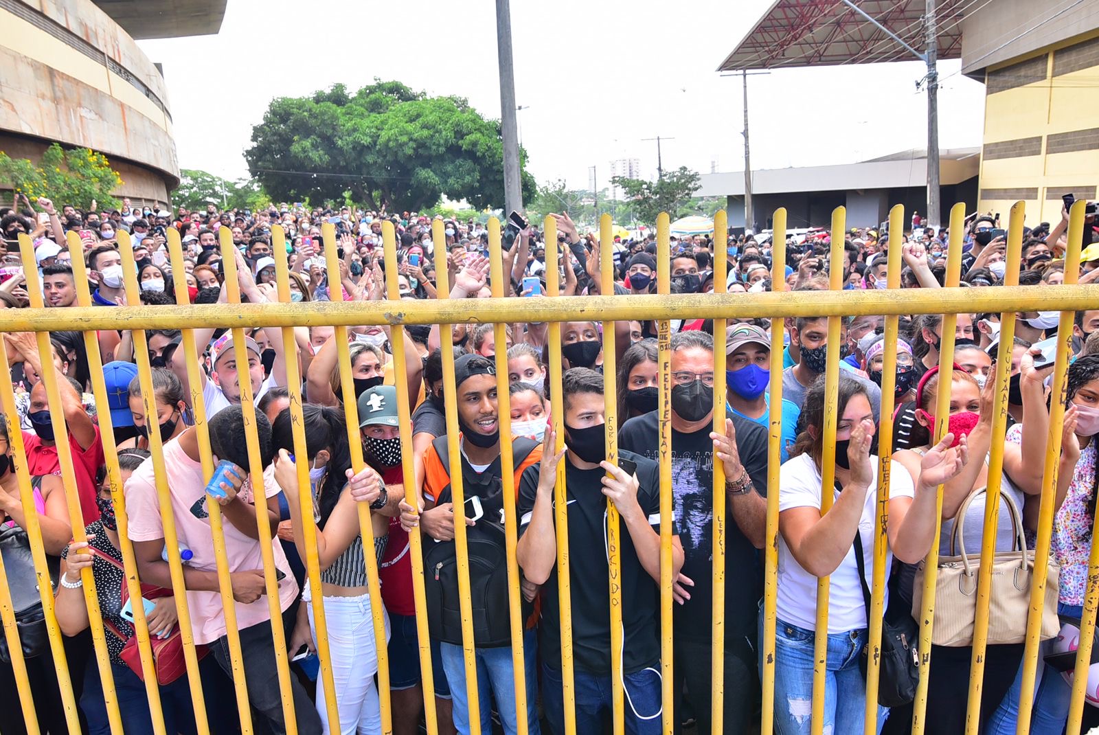 Corpo de Marília Mendonça é enterrado em Goiânia; milhares de pessoas acompanham o cortejo