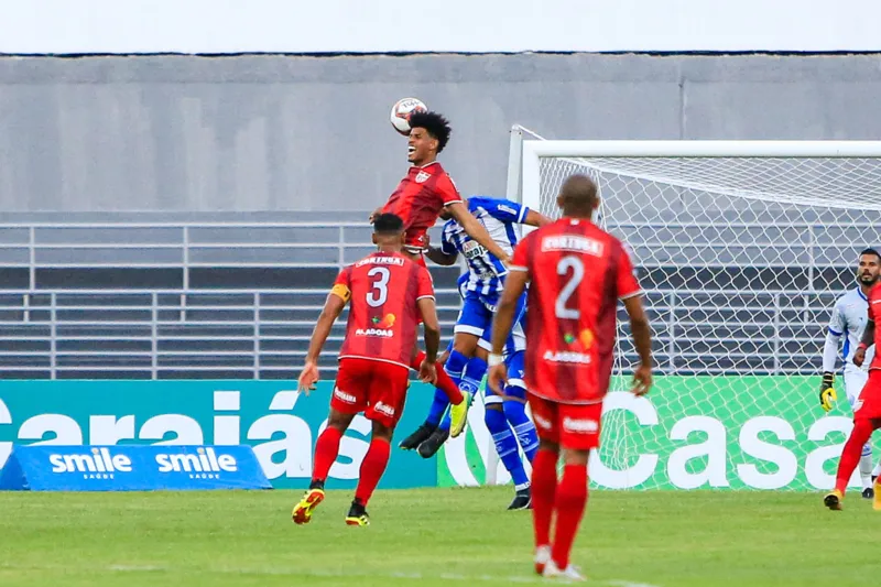 No Clássico das Multidões, CSA vence o CRB por 1 a 0 e garante a classificação antecipada às semifinais do Alagoano