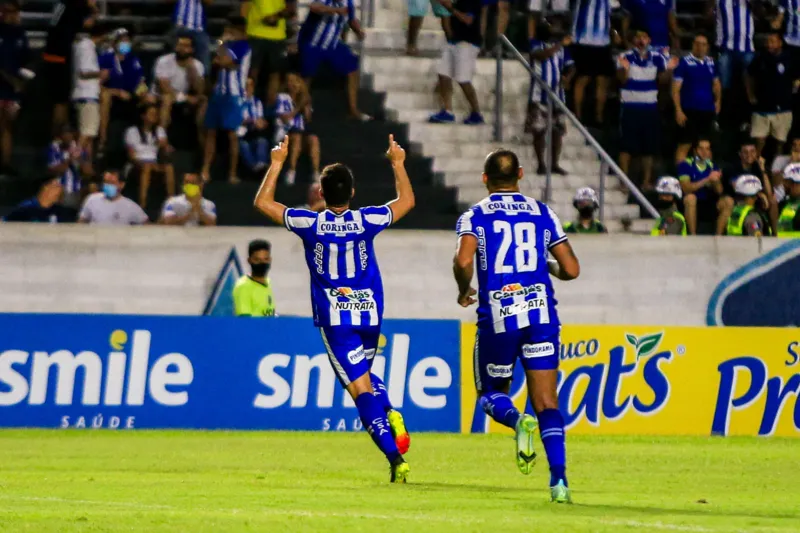 Osvaldo comemora 1º gol com a camisa do CSA, contra o Cruzeiro-Al, no Trapichão, pelo Estadual 2022