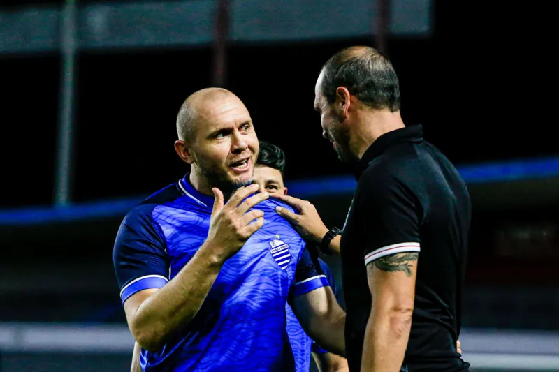 Mozart Santos cumprimenta Allan Aal antes do jogo. Com o empate, CSA agora é o 6º colocado com 42 pontos