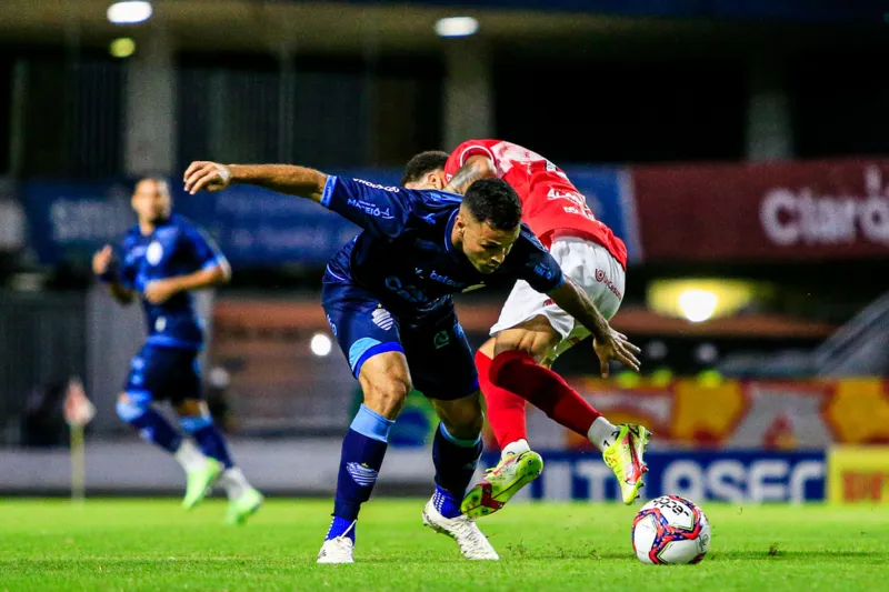 Em jogo sem emoção, CRB e CSA ficam no empate sem gols, no Estádio Rei Pelé