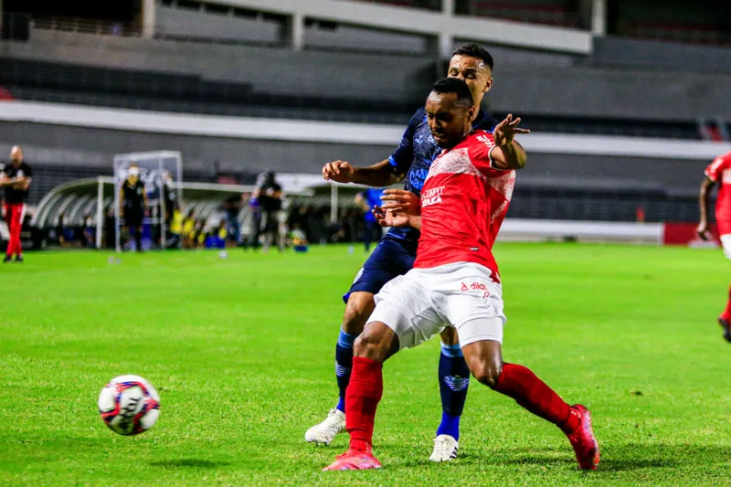 Em jogo sem emoção, CRB e CSA ficam no empate sem gols, no Estádio Rei Pelé