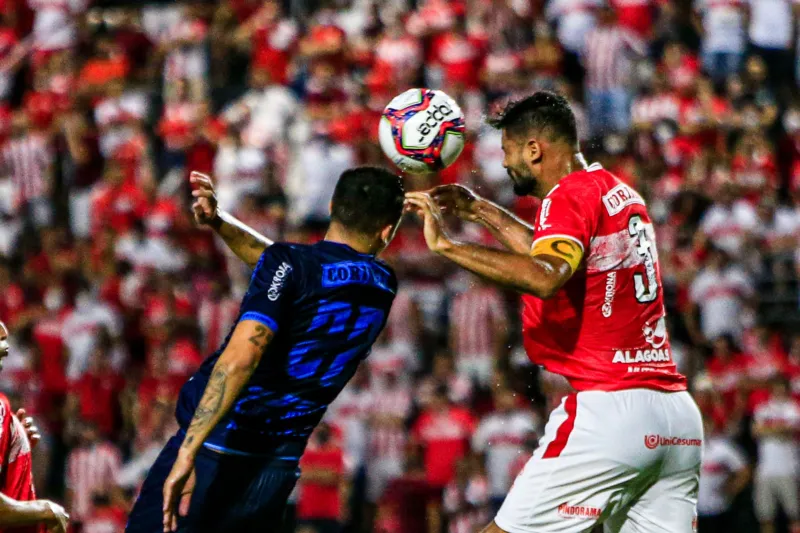 Lance de CRB 0 x 0 CSA pela 29ª rodada. Equipes estão separadas por um ponto na parte superior da tabela de classificação