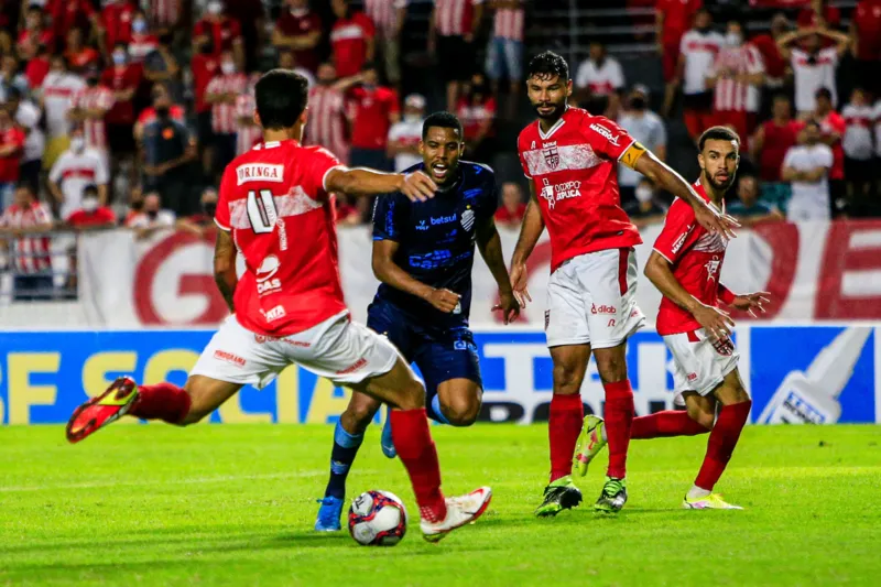 Em jogo sem emoção, CRB e CSA ficam no empate sem gols, no Estádio Rei Pelé