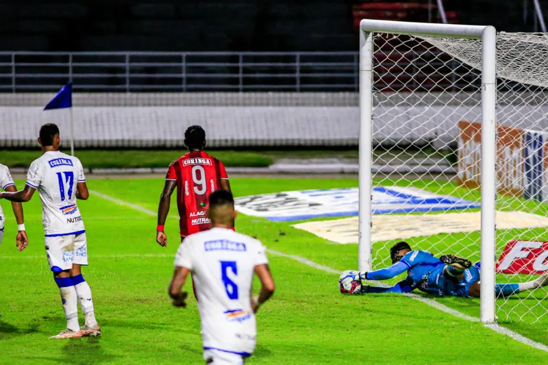 Com gol de pênalti de Diego Torres, CRB vence o CSA pela Série B: 1 a 0
