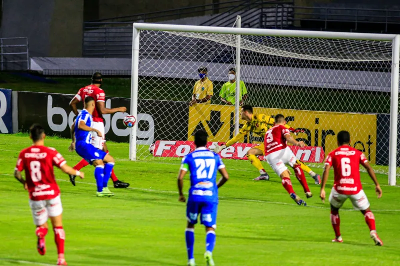 CSA começa vencendo, mas perde muitos gols e não sai do 1 a 1 com o Vila Nova, no Rei Pelé