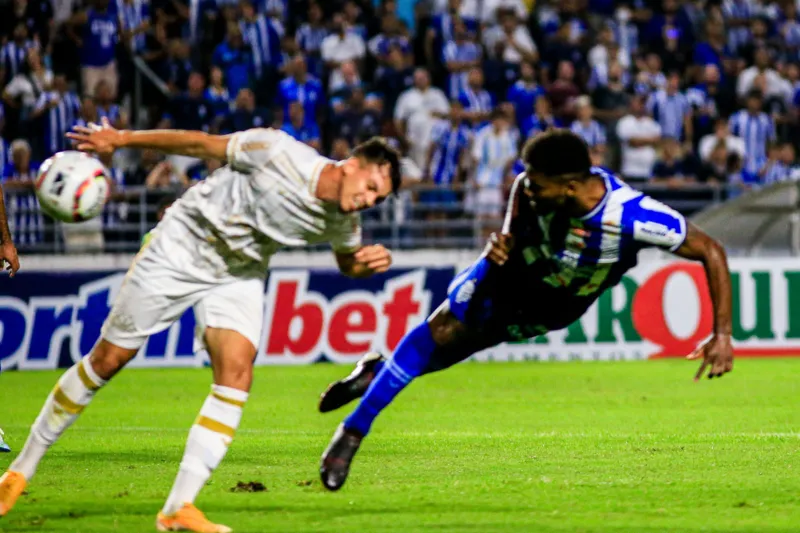 Centroavante Bruno Mezenga foi uma das principais decepções do Azulão em 2022
